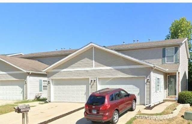 4 Bedroom and 3.5 Bathroom Townhome - 208 Parktrail Road, Normal, IL 61761