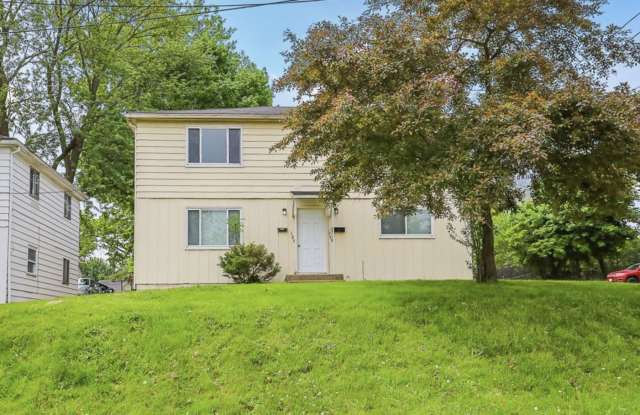 390 East Lake Avenue - 390 East Lake Avenue, Barberton, OH 44203
