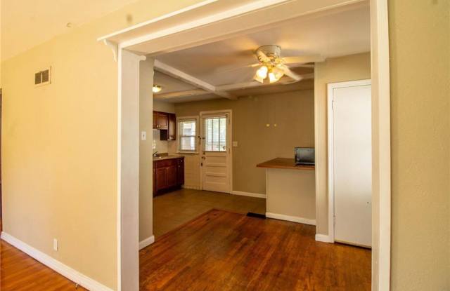 Adorable 2 bedroom home in Overland Gallery 4
