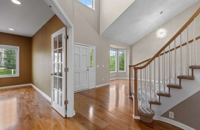 Available NOW - Amazing 5 bedroom 5 bathroom SFH in Tuscany South! Gallery 4