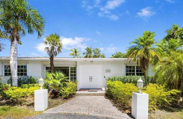 7255 SW 125th St photos photos