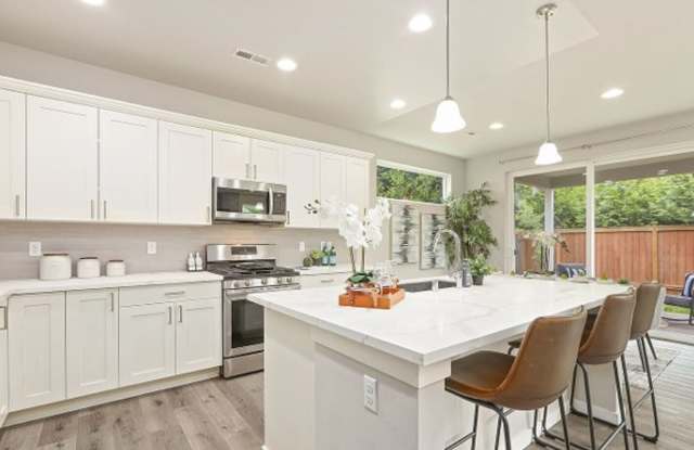 Spacious 4-Bed Home with Den in Holley Brooke photos photos