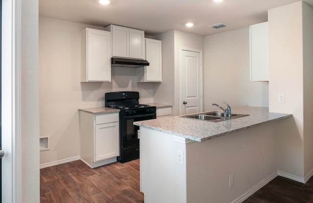 2 Week Free Move-In Special! Modern 3-Bedroom Home in Whisper Falls with Resort-Style Amenities Gallery 4