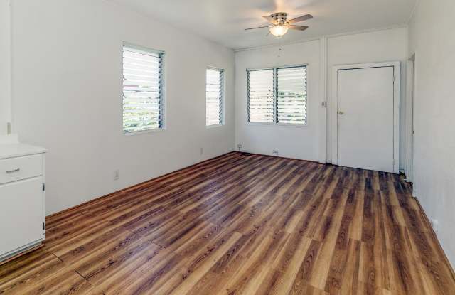 1719 Ashford Street - Upstairs Gallery 3