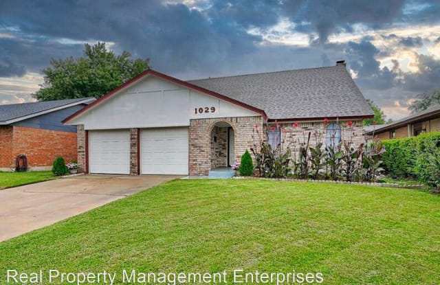 1029 NW 6th St - 1029 Northwest 6th Street, Moore, OK 73160