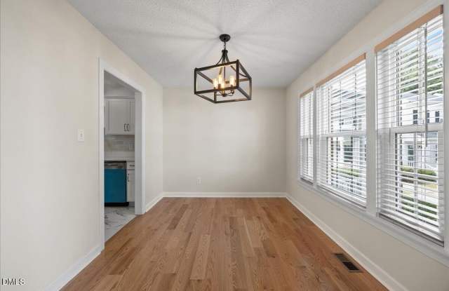 1932 Stroll Circle Gallery 2