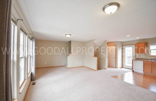 Spacious 2-Bedroom Urbandale Townhome with 2-Car Garage Gallery 3