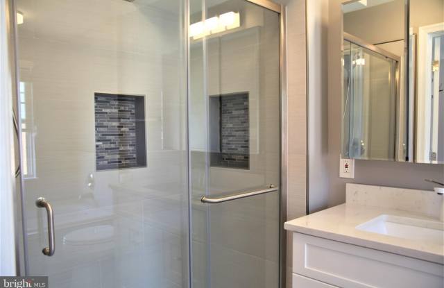 2742 MANHATTAN PLACE Gallery 4
