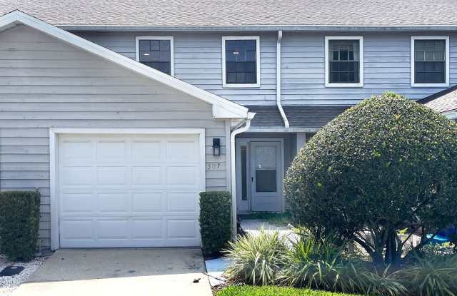 Cozy Three-Bedroom Townhome available in Winter Haven Gallery 1