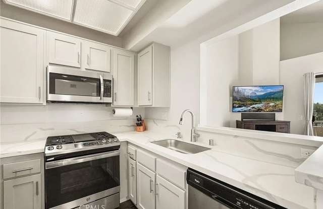 Beautiful Luxury 2 Bedroom Condo w/ Laundry Hookups, Private Patio, Secured Parking, Hardwood Flooring, Central AC, Pool  GYM photos photos