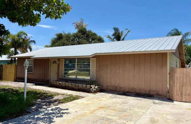 3/2 Jensen Beach Home with fenced yard and no HOA photos photos