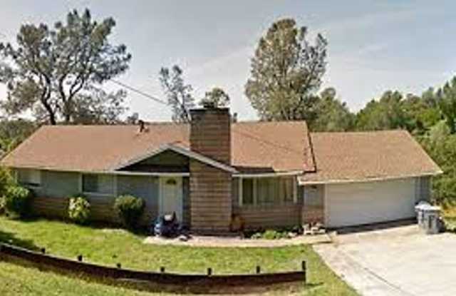 Beautiful 4/3 Home on Canyon Highlands Drive Gallery 1