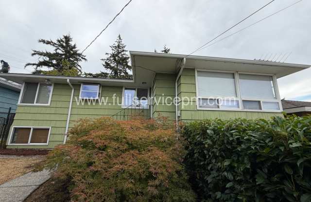 SPACIOUS BEACON HILL HOME WITH HUGE FENCED YARD, HOT TUB & GARAGE! Gallery 1