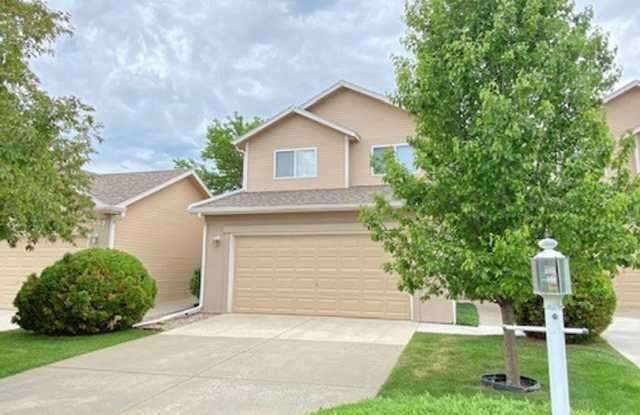 Large 3 Bedroom, 2.5 Bath Townhome with 2 car attached garage in Northwest Loveland, CO - 3645 Wild Horse Court, Loveland, CO 80538