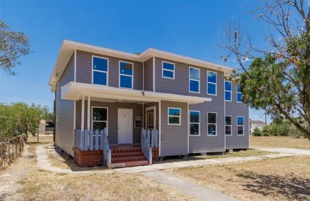 622 W Ella Avenue unit: 3 - 622 West Ella Avenue, Kingsville, TX 78363