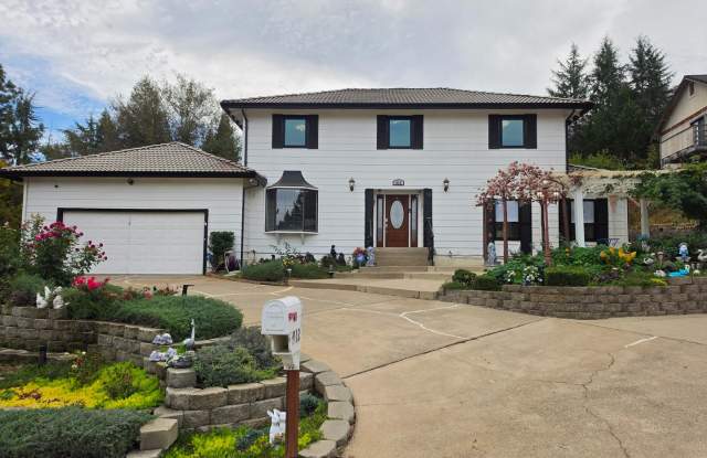 912 Yosemite Lane Gallery 1