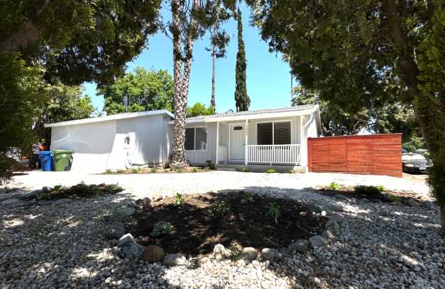 2 Bed/ 1Bath House in Canoga Park Gallery 1