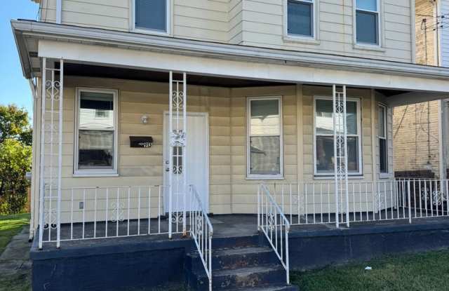 Enormous Completely Updated 4-Bedroom 1-Bath House w/ Flat Yard!!! photos photos