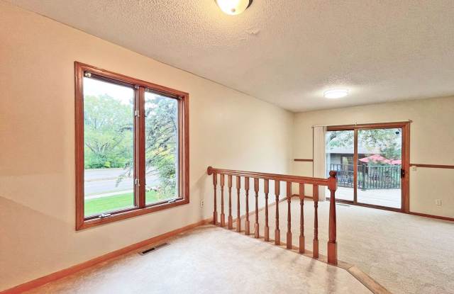 Big Beautiful End Unit Townhome, Fireplace, Vaulted Primary Suite, 2nd Primary Suite Lower Level, Deck,2-Car Garage Gallery 4
