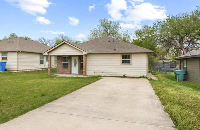 Step into comfort and modern convenience with this charming 3-bedroom, 2-bathroom home in Sherman, Texas. Gallery 4