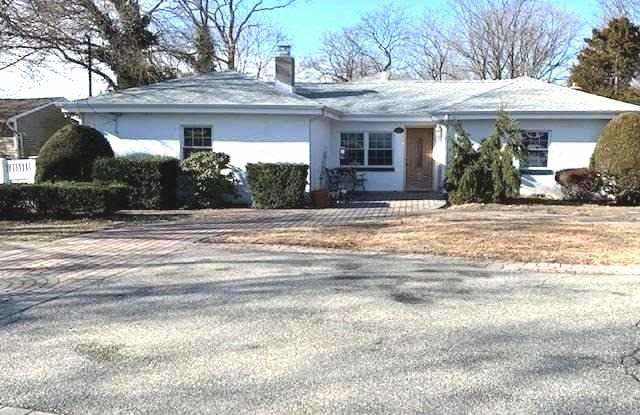 537 Plainview Rd - 537 Plainview Road, Plainview, NY 11803