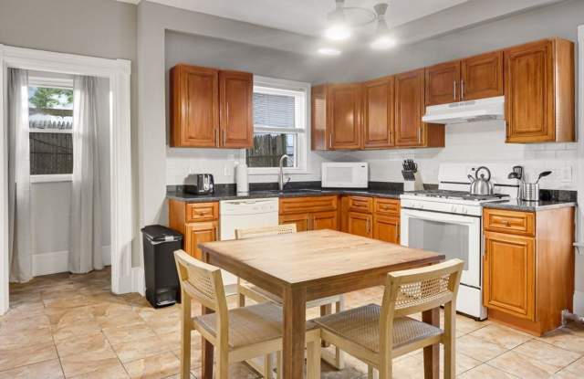 Nice 4.5 bedroom, 2-bathroom unit in lower Allston available for 9/1! Gallery 3