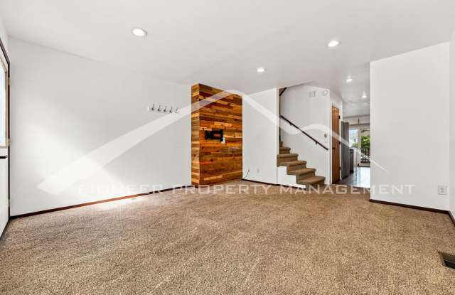 Spacious Townhouse with Central AC and Washer/Dryer Gallery 4
