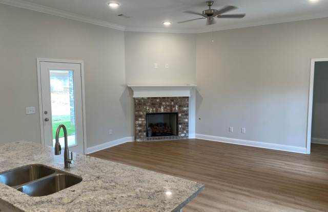 ****JUST REDUCED PLUS ½ OFF 1ST MONTHS RENT**** Gallery 4