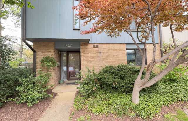 Relaxing 4 Bed 2 Bath End Unit Townhome In Amenity-Rich Ivy Oak Community photos photos