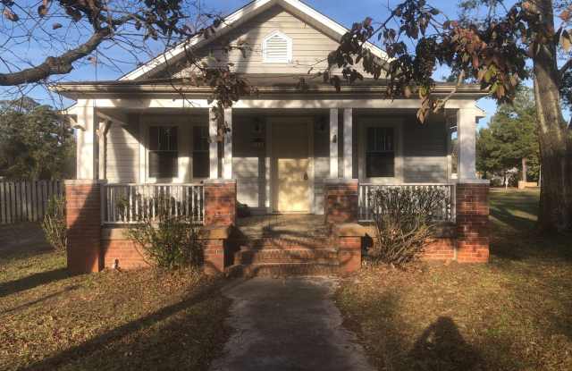 Charming Two-Bedroom Cottage in a Great Wilmington Location! photos photos Charming Two-Bedroom Cottage in a Great Wilmington Location! photos photos