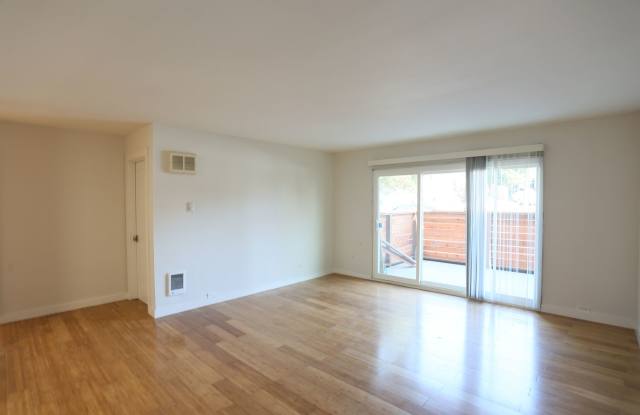 OPEN HOUSE: Sunday (8/9) 3:30pm-4:00pm. Bright 2BR/1BA, Pets Considered (315 Wayne Place #207) Gallery 4