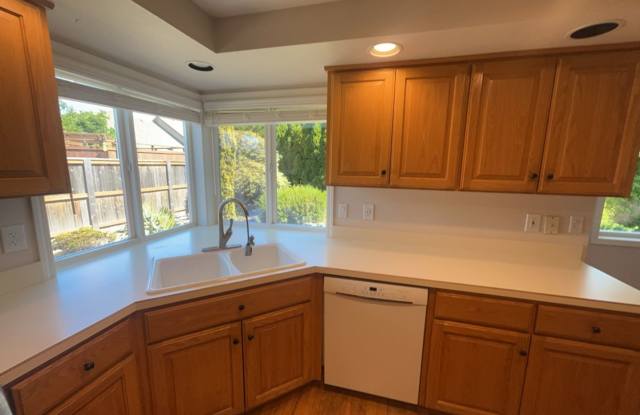 Single Level Three Bedroom Home- Keizer Gallery 4