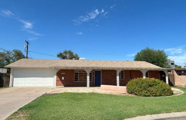BEAUTIFUL RED BRICK HOME ON A LARGE CUL-DE-SAC LOT NEAR CAMELBACK ROAD. Gallery 1