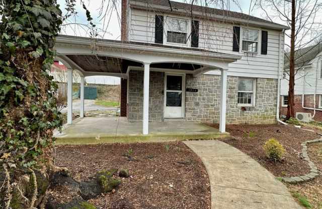 Available Now!! 3 Bedroom 1.5 bath in York Suburban Schools - 1524 Clover Lane, York County, PA 17403