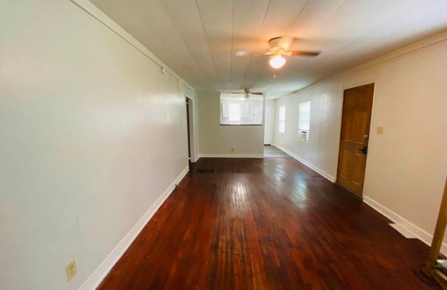 Three bedrooms/two bath House -READY NOW Gallery 4