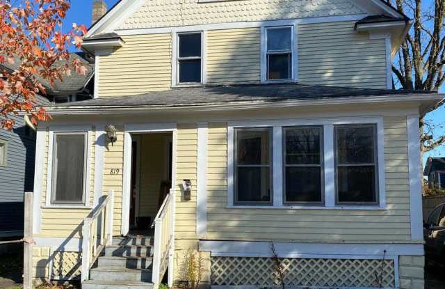 819 Oak - 5 Bed/2 Bath House Near WMU/K College - 819 Oak Street, Kalamazoo, MI 49008