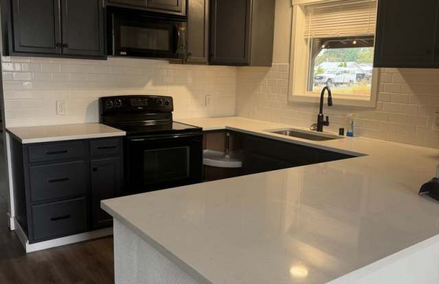3 bedroom home with porch and shop!! Gallery 3