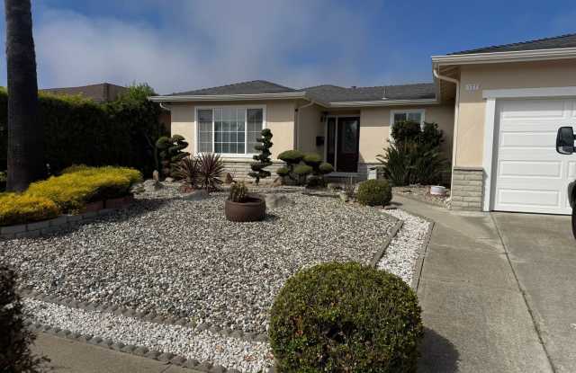 Beautiful Large Three Bedroom on Marina Available NOW - 127 Redondo Court, Marina, CA 93933