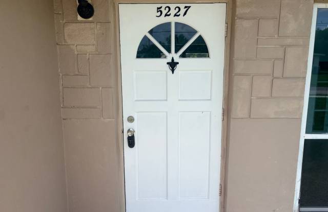 2 Bed/ 1.5 Bath Home with Bonus Room Gallery 3