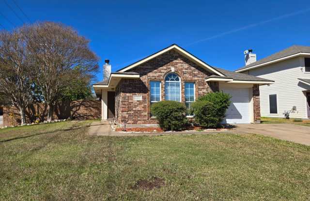 College Station - 3 bedroom / 2 bath / Garage / Fenced in back yard. photos photos