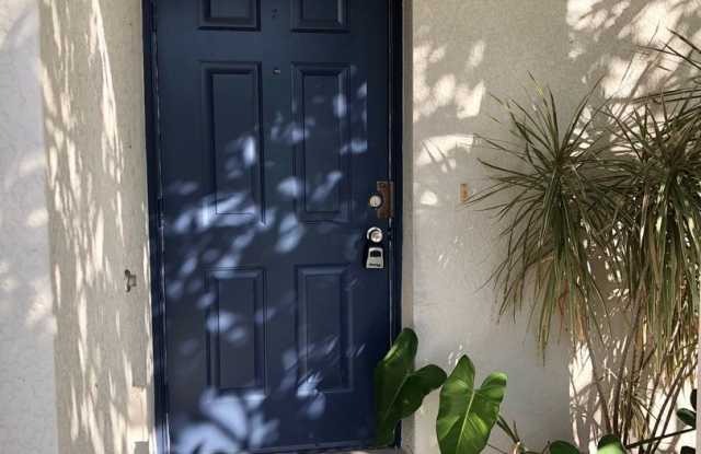 Experience this Large Cape Coral 3 bedroom 2 bath duplex with 1 car garage and screened in lanai. Gallery 3