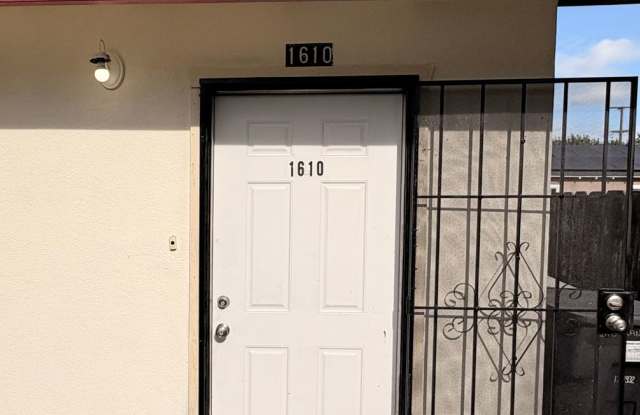 2 WEEKS FREE RENT November Special Comfortable place - 2 bedroom 2 bath duplex - 1610 Randazzo Avenue, Modesto, CA 95350