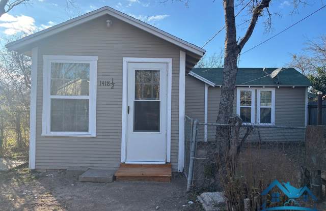 For Rent - 1 Bed/ 1 Bath Garage Apt - 1418 1/2 S Van Buren - 1418 South Van Buren Street, San Angelo, TX 76901