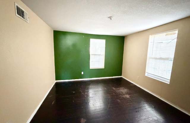 Charming 3BR in a Beautiful Park-Like Setting Gallery 3