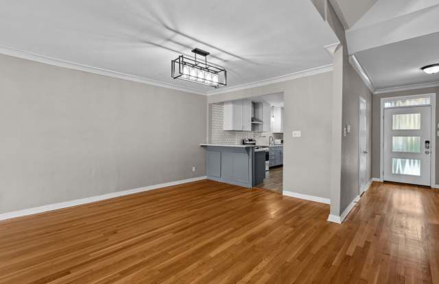 Spacious 4-Bedroom End-Unit Home with 2 Master Suites. Gallery 4