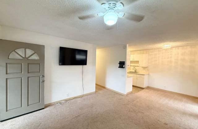 Beautiful Unfurnished 2bdrm / 1.5bath Palm Villas Unit with 2 Parking Stalls Gallery 4