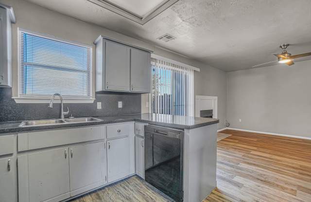 Beautiful 3 bedroom, 2.5 bath Townhome Gallery 4