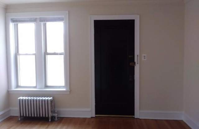 4833 N Hoyne Gallery 4