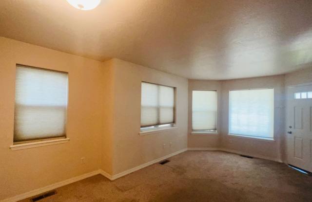 Great Northside Townhouse! 3 Bed - 1.5 Bath - Fenced Yard Gallery 4
