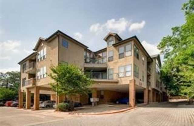 UT PRE LEASE: West Campus 2bd / 2ba Cathedral ceilings, Huge windows, Good Roommate floor-plan - 1906 Robbins Place, Austin, TX 78705